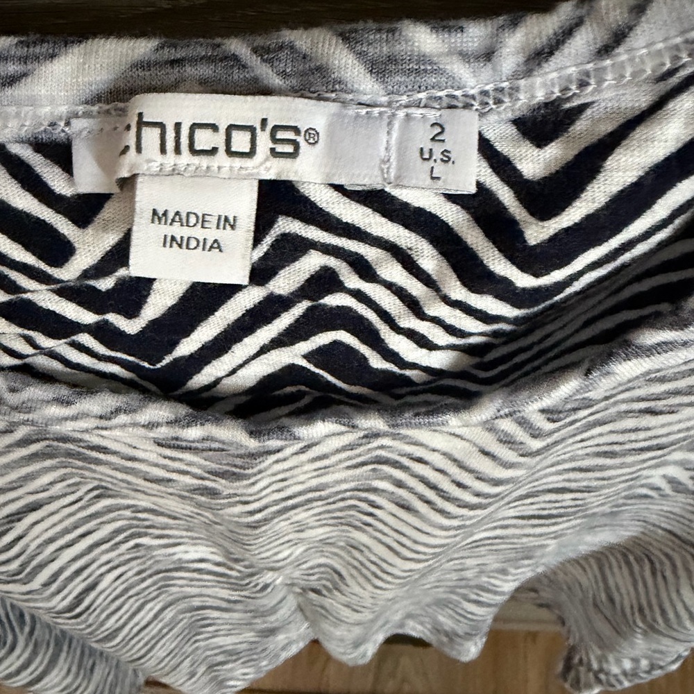 Chico's Monochrome Zigzag Women's Blouse - Picture 4 of 6